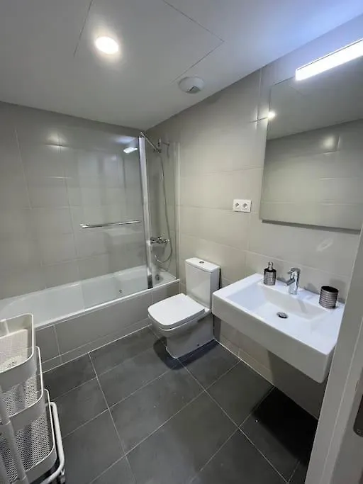 Apartment Nuevo, Espacioso Y Confortable Con Pkg Y Piscina Tossa de Mar Spanien